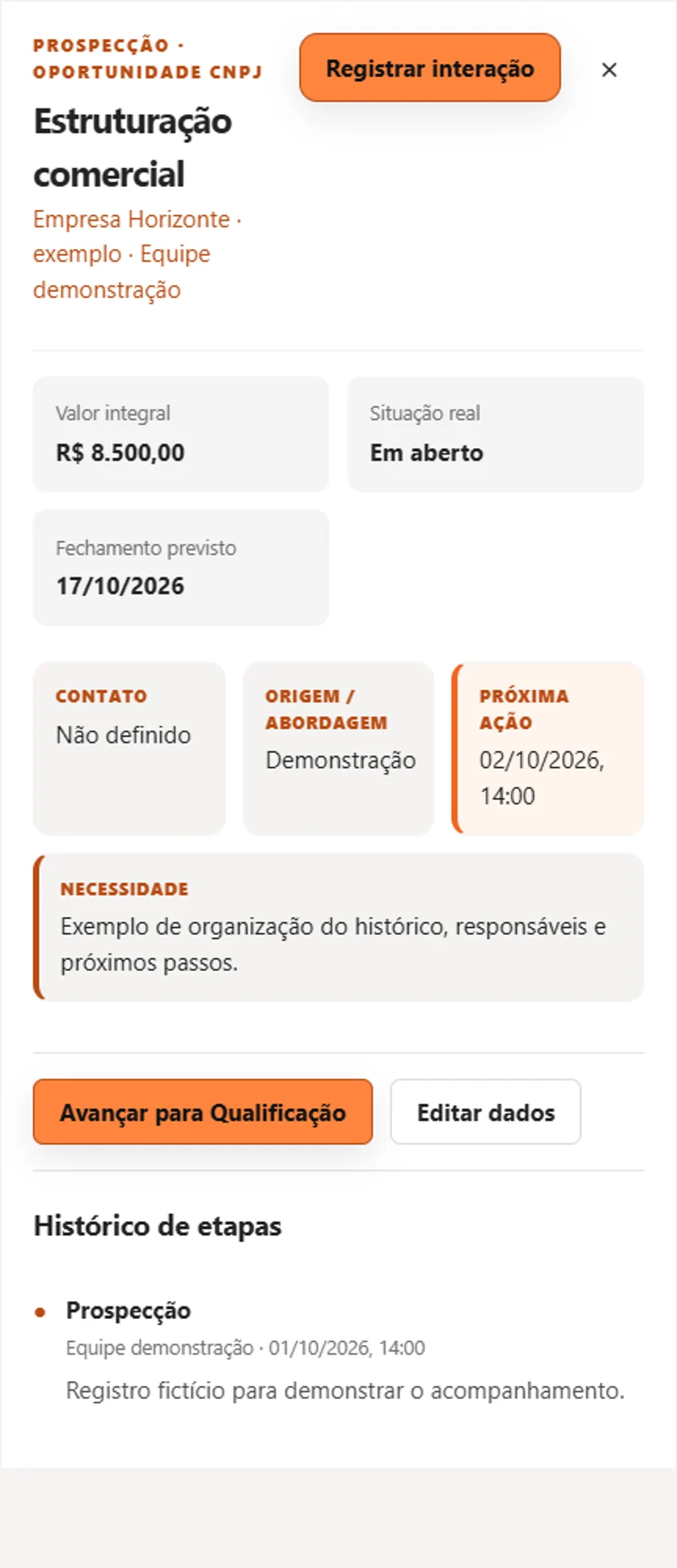 CRM EBT: detalhe de uma oportunidade fictícia com necessidade, próxima ação e histórico de etapas.
